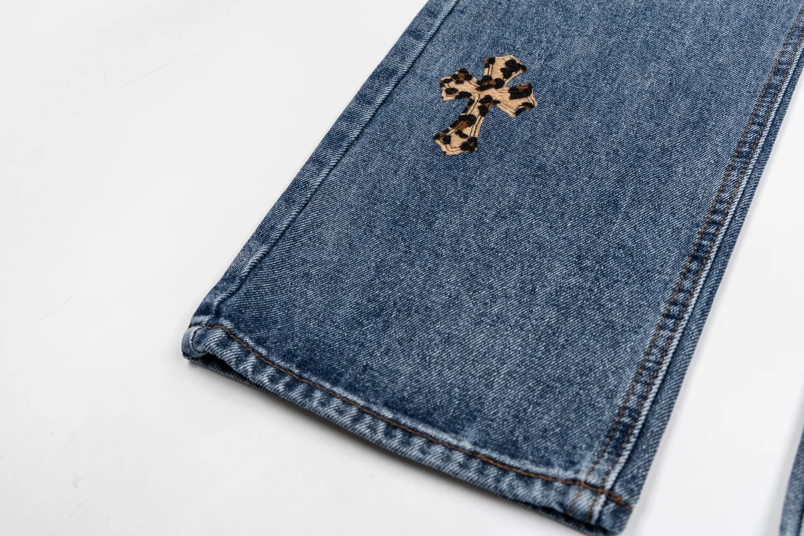 135 CH Crow Heart Blue Pants, Leopard Print Cross Pattern Leather Washed Jeans. The jeans need to be washed before being dismantled and then hand-stitched with sheepskin cross leather and then spliced ​​together to complete. The whole piece has too many craftsmanship to explain. The patchwork cross pattern is embellished, and the high-waisted washed jeans! ! Absolutely Premium luxury product, a god-level single product, a super popular product, made with top heavy industry, a magic weapon not to be missed. Customized hardware, thick fabric, soft after washing, good breathability, customized small leather label, unique design, simple and elegant details, exquisite workmanship, the whole trousers are neatly routed, and the details are in place! It’s so cool that both men and women can easily control the genderless trend! Style number: 2065# Color: Blue Size: 28 30 32 34